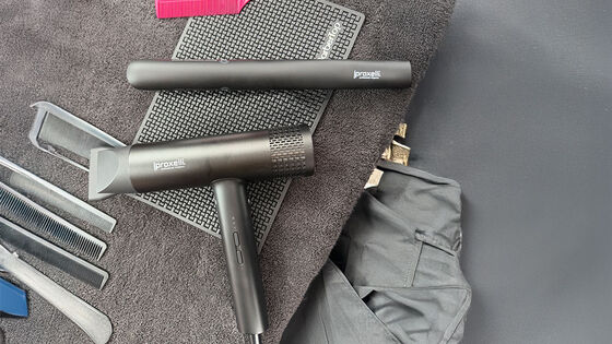 Outils de coiffage Proxelli utilis&eacute;s backstage pour cr&eacute;er des looks de d&eacute;fil&eacute;.